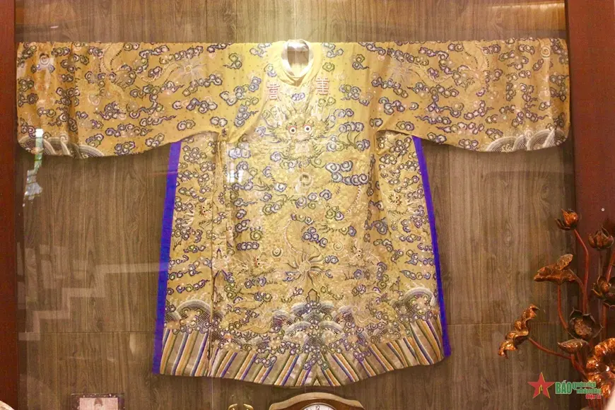 Long bào của vua Đồng Khánh - vị hoàng đế thứ 9 của nhà Nguyễn trong lịch sử Việt Nam được nghệ nhân làng Đông Cứu phục dựng