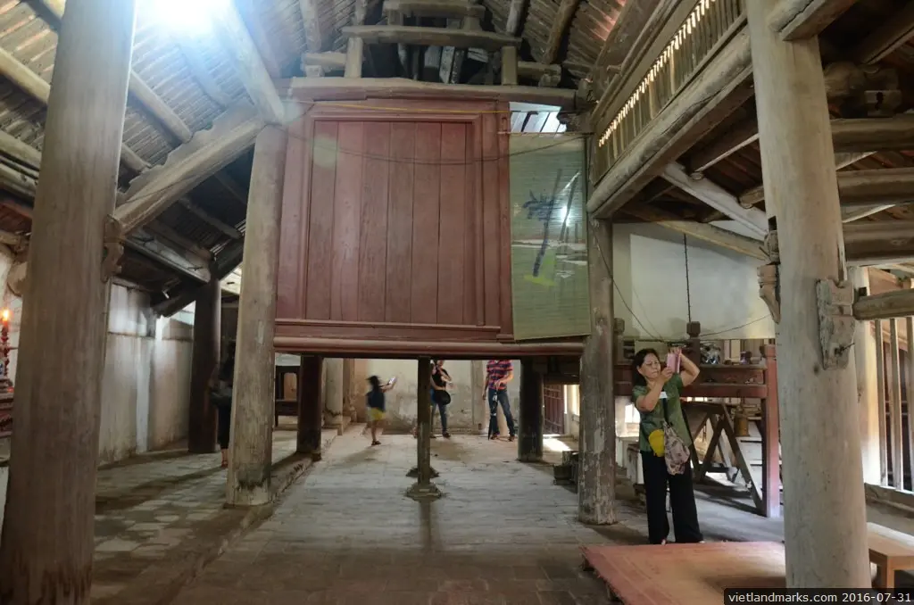 Bên trong Đình Bạch Trữ