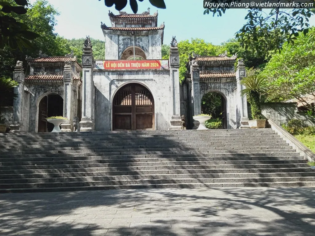 Cổng Khu Di Tích Đền Bà Triệu