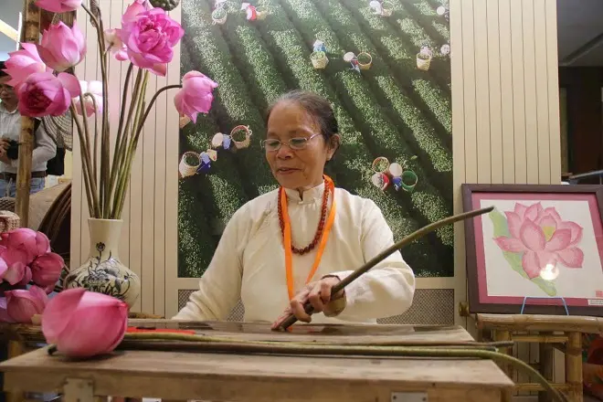 Nghệ nhân ưu tú Phan Thị Thuận trình diễn rút tơ từ cuống sen