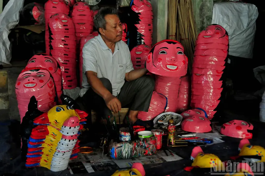 Người thợ Làng Ông Hảo bên sản phẩm của mình