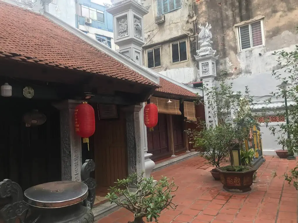 Cảnh quan bên ngoài di tích Đình Đức Môn