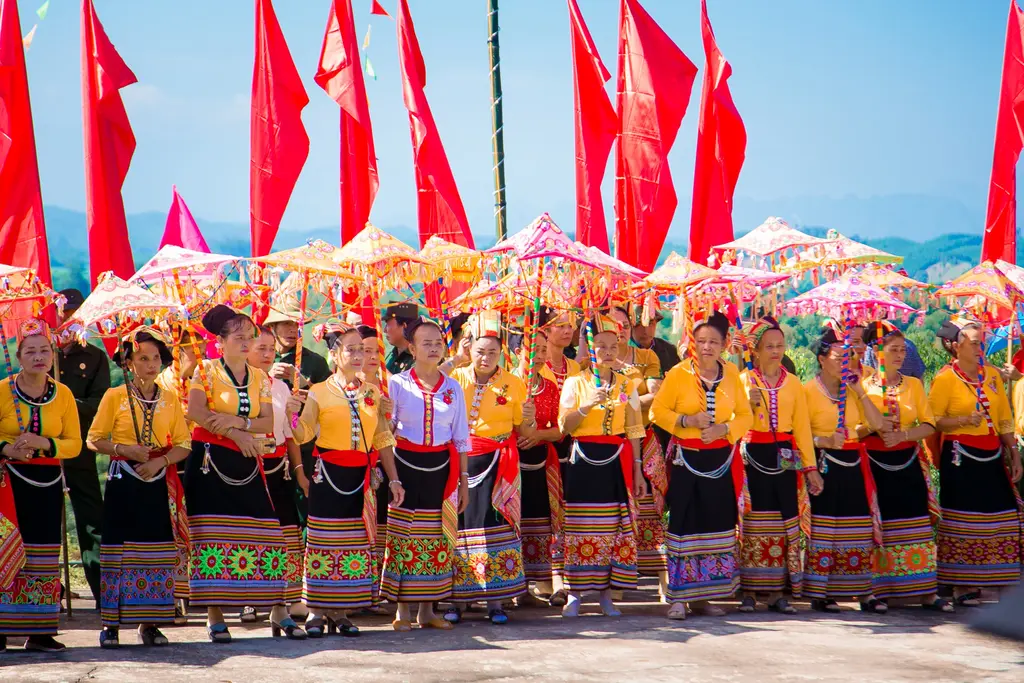 Người dân nô nức trẩy hội trong những bộ trang phục truyền thống tại Lễ Hội Bươn Xao