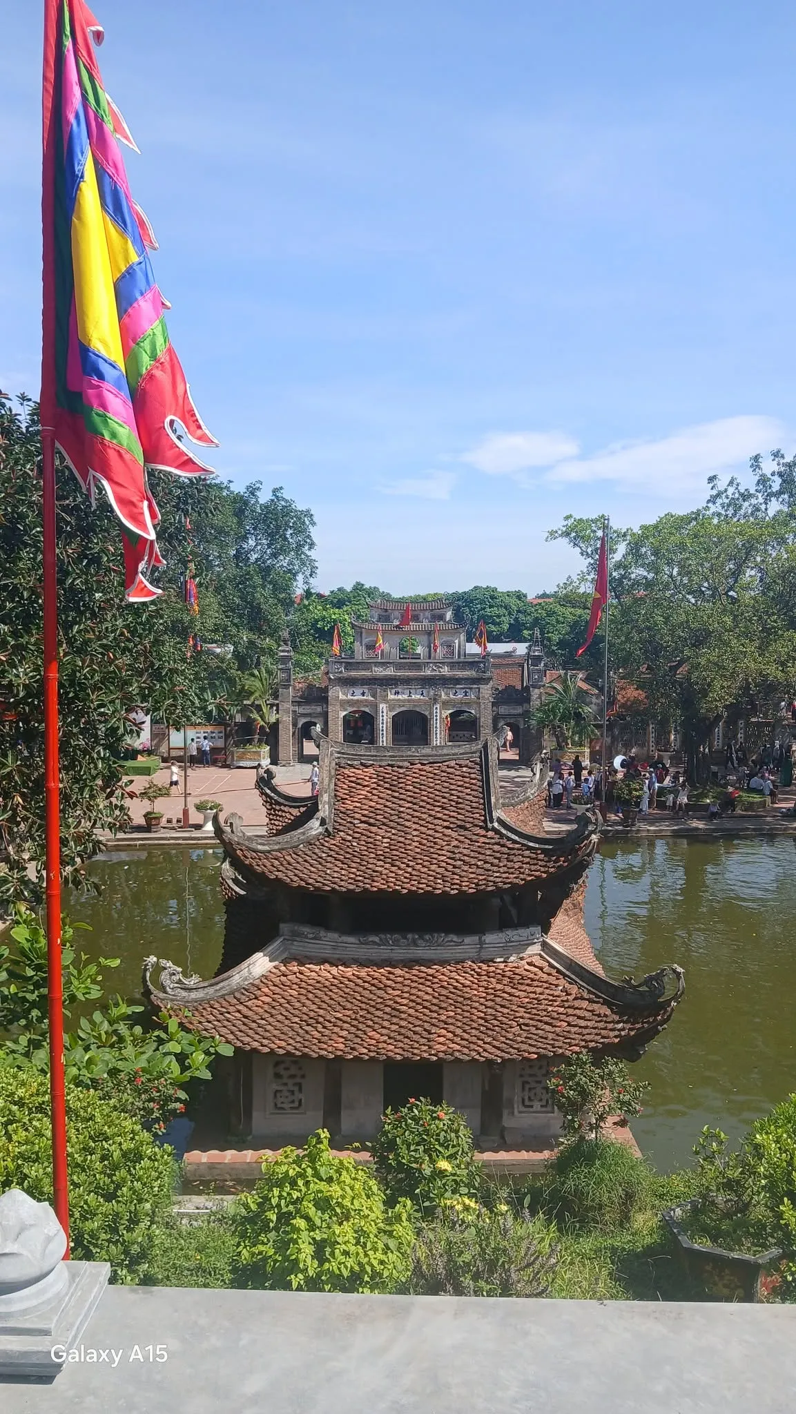 Thuỷ đình tại đền thờ Thánh Gióng nhìn từ trên đê xuống