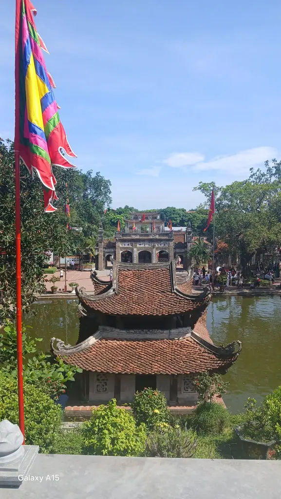 Thuỷ đình tại đền thờ Thánh Gióng nhìn từ trên đê xuống