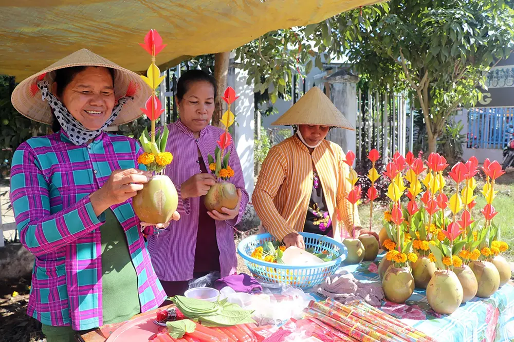 Người dân chuẩn bị những Slathodon (Bình bông làm bằng trái Dừa) đi Lễ hội Thắk Côn (Cúng Dừa)