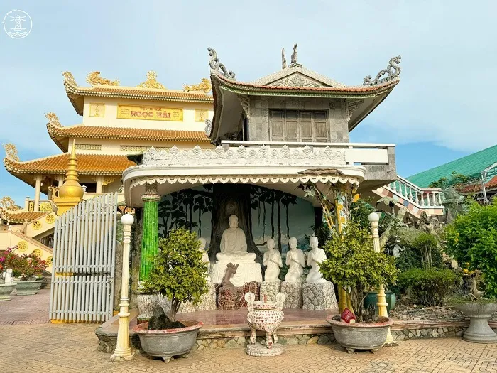 Tượng Phật tại khuôn viên Tịnh xá Ngọc Hải