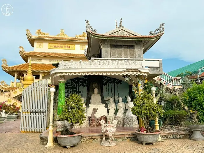 Tượng Phật tại khuôn viên Tịnh xá Ngọc Hải