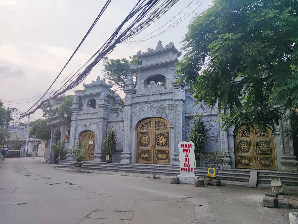 Cảnh quan bên ngoài cổng tam quan Chùa Tựu Liệt
