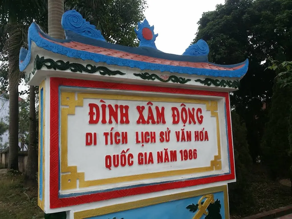 Bia tên di tích Đình Xâm Động