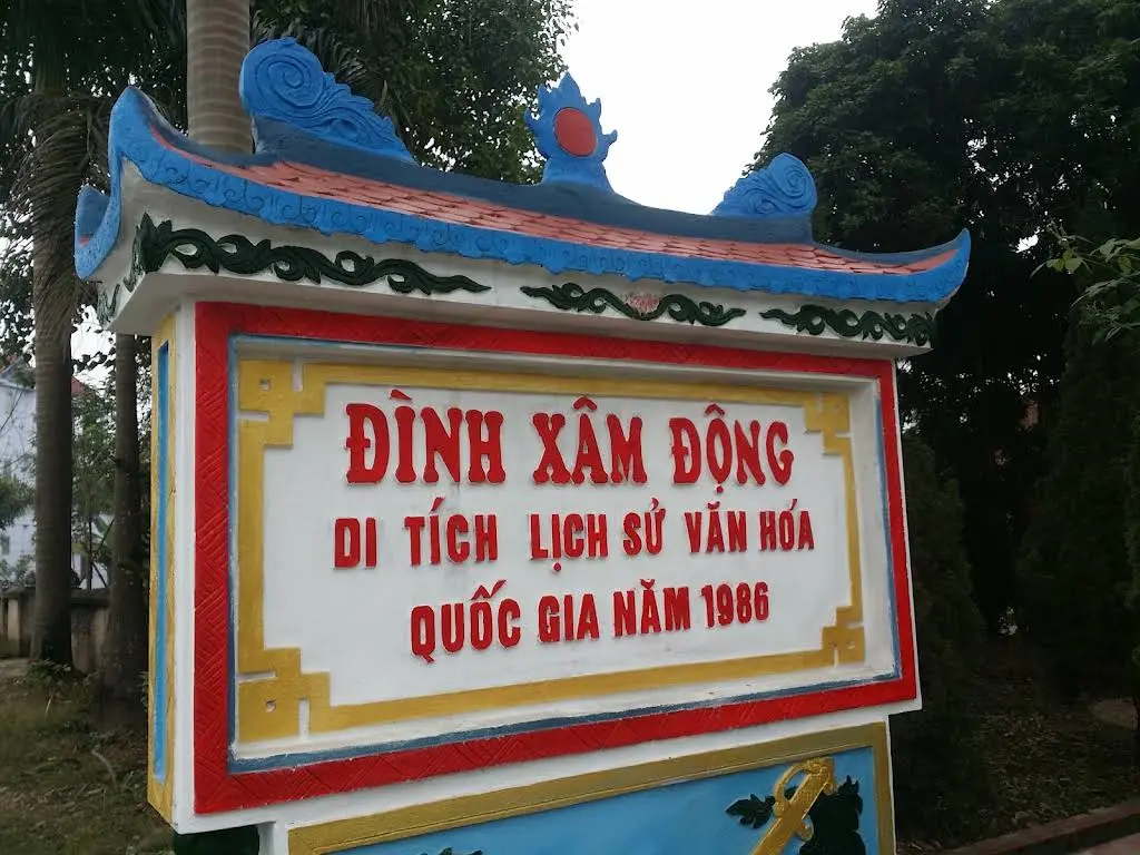 Bia tên di tích Đình Xâm Động