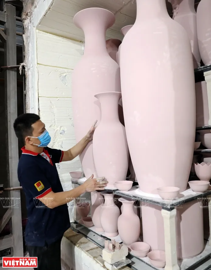 Các sản phẩm gốm được đưa vào lò nung.