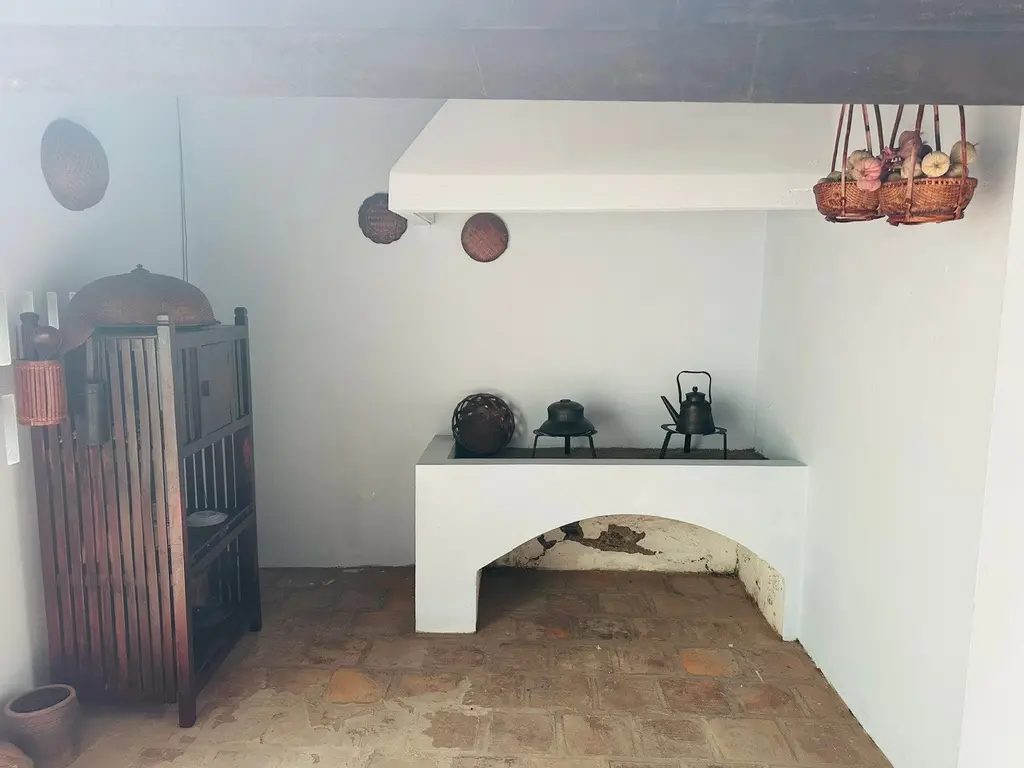 Không gian bếp trong khu di tích Ngôi nhà số 5D Hàm Long