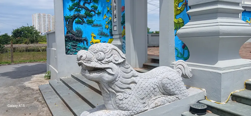 Linh vật bên phải cổng đình Tràng An