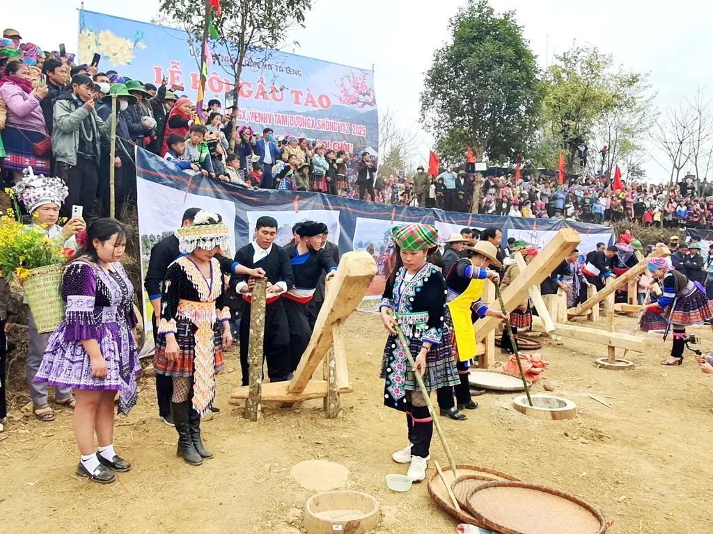 Lễ hội Gầu Tào đã tái hiện lại cảnh giã gạo của người dân trước đây