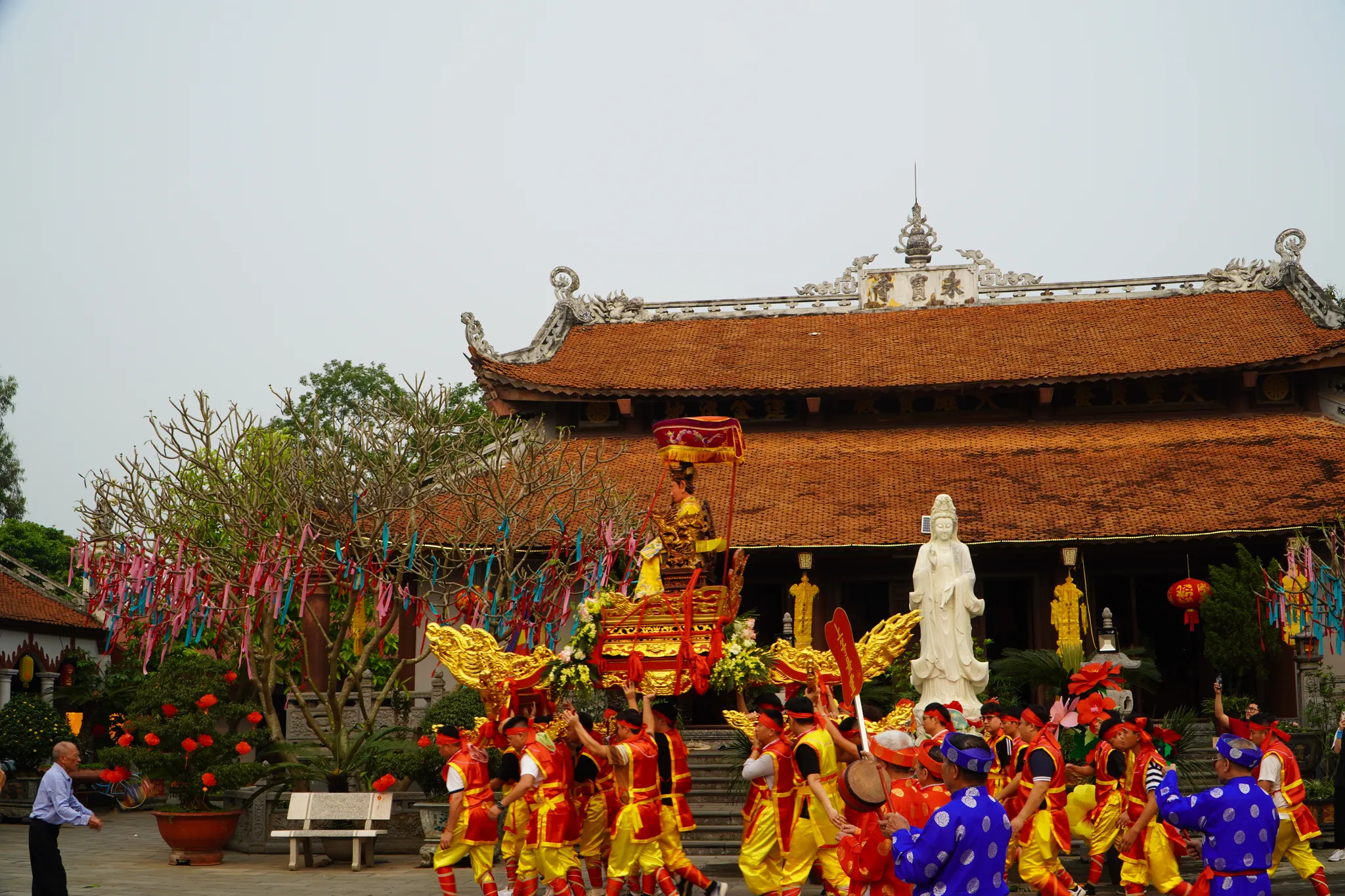 Lễ rước kiệu tại Lễ hội đền - chùa Cậy