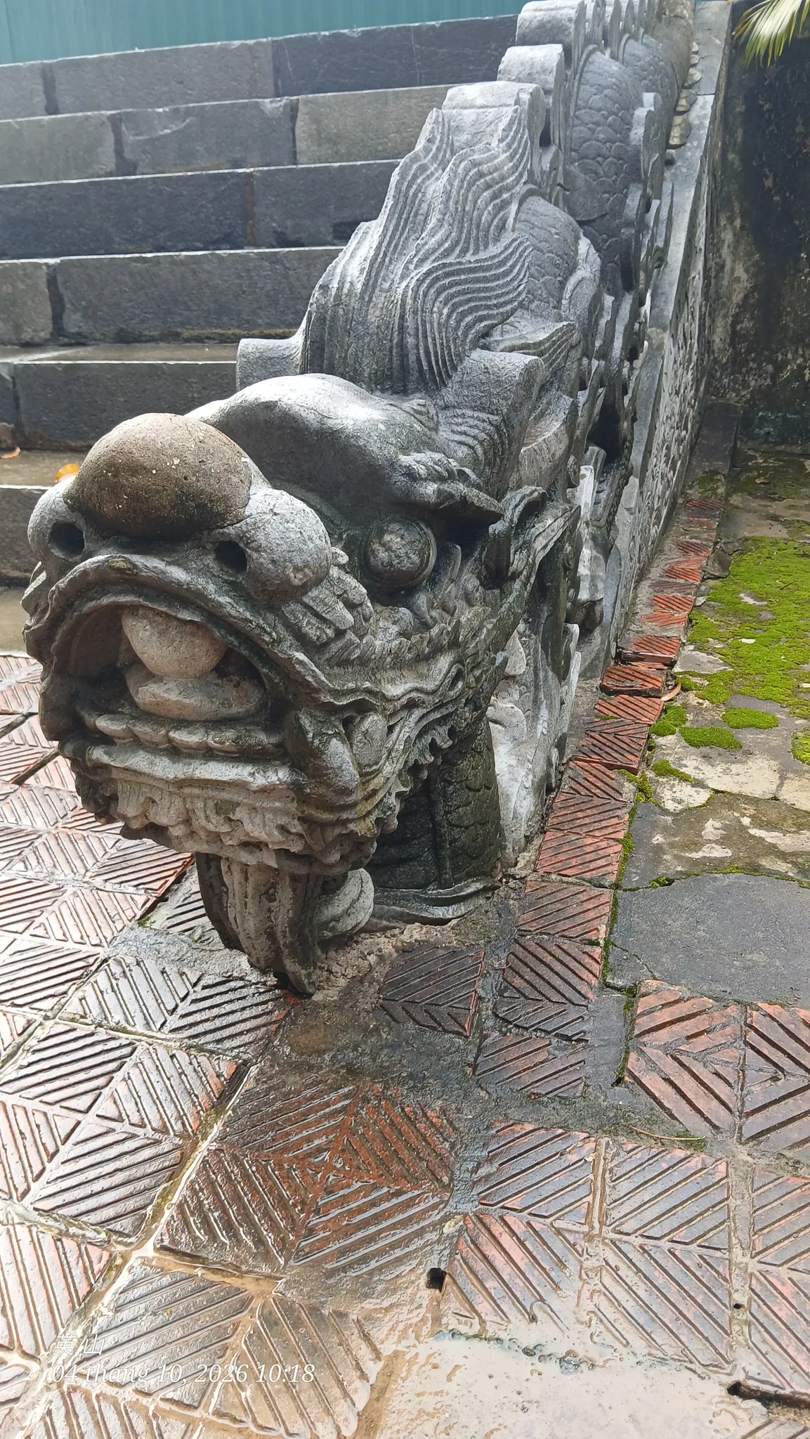 Phần đầu rồng thành bậc thềm Điện Kính Thiên, Hoàng Thành Thăng Long