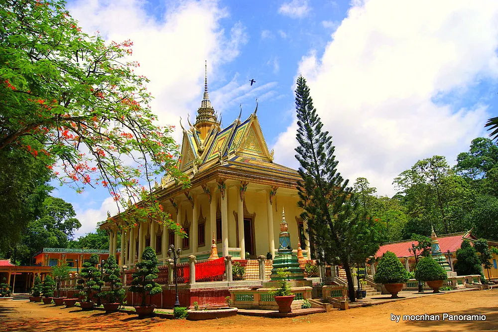 Khuôn viên Chùa Hang