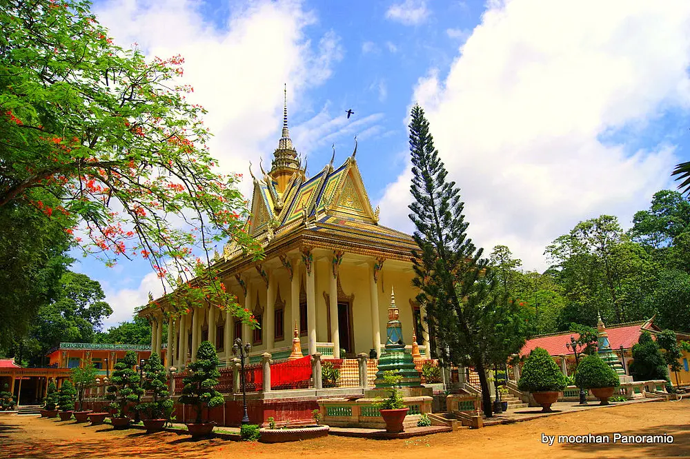 Khuôn viên Chùa Hang
