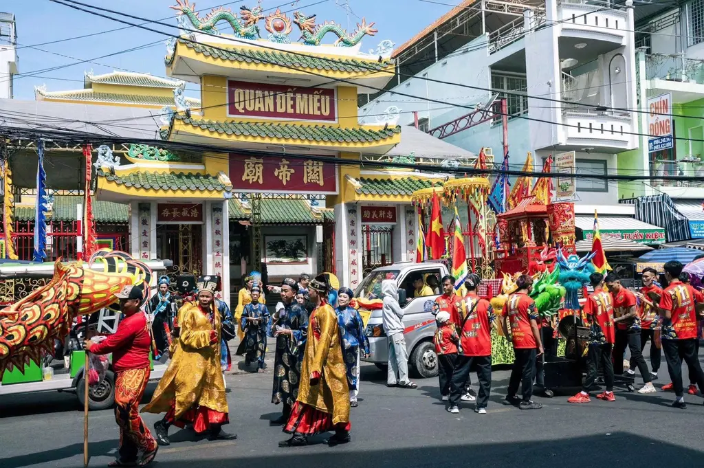 Khung cảnh Lễ Thỉnh Sắc thần Đình Châu Phú