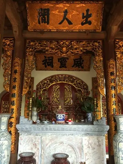 Ban thờ bên trong Đền bà chúa Mụa