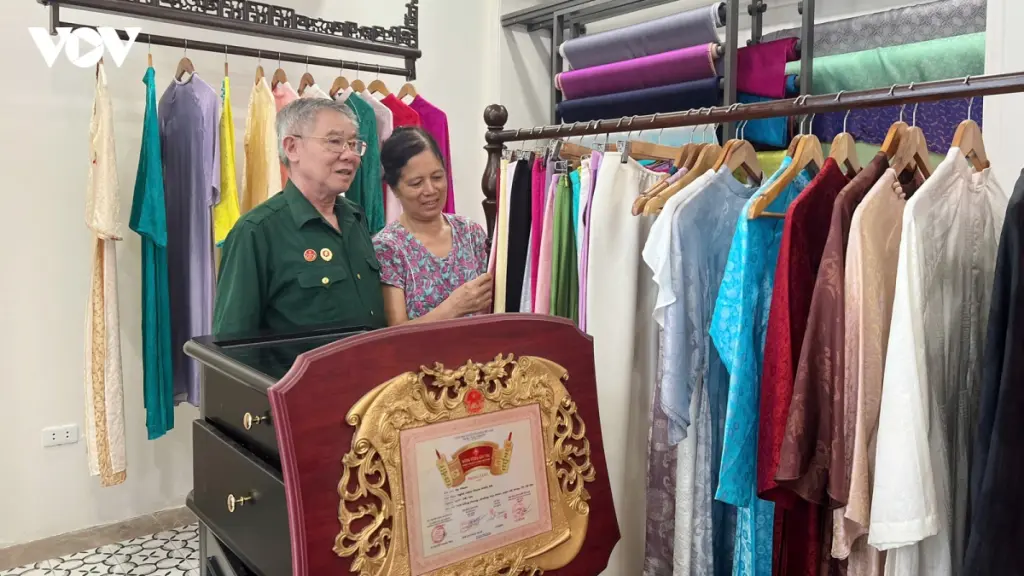 Vợ chồng nghệ nhân Phạm Khắc Hà luôn bên nhau trong suốt quá trình làm nghề, giữ nghề