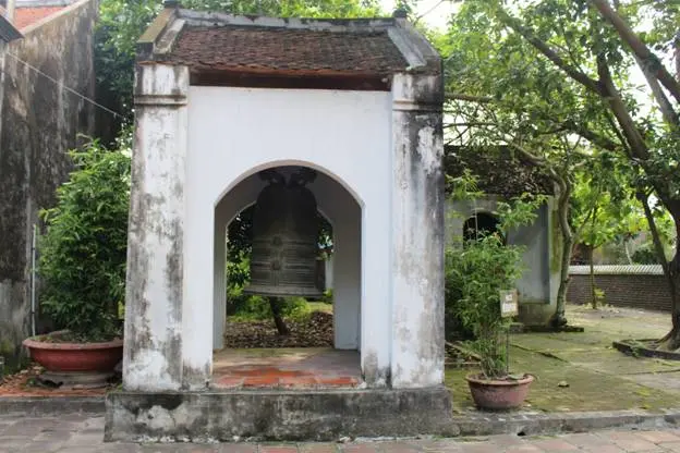 Chuông đồng tại Văn Miếu Xích Đằng