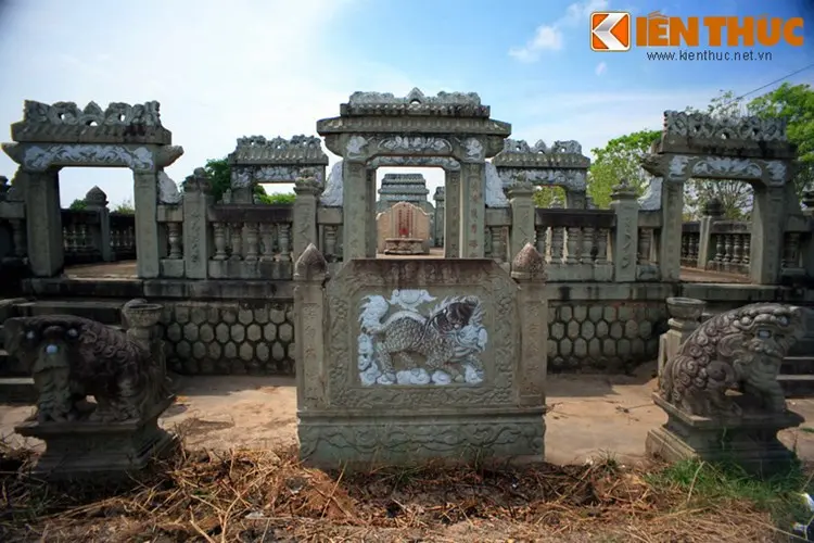 Phía trước Mộ Đốc phủ Cao Minh Thạnh