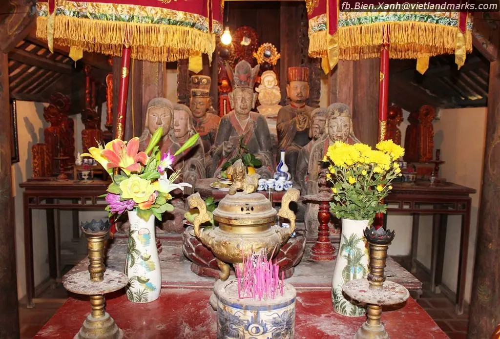 Ban thờ bên trong Đền Đệ Nhất