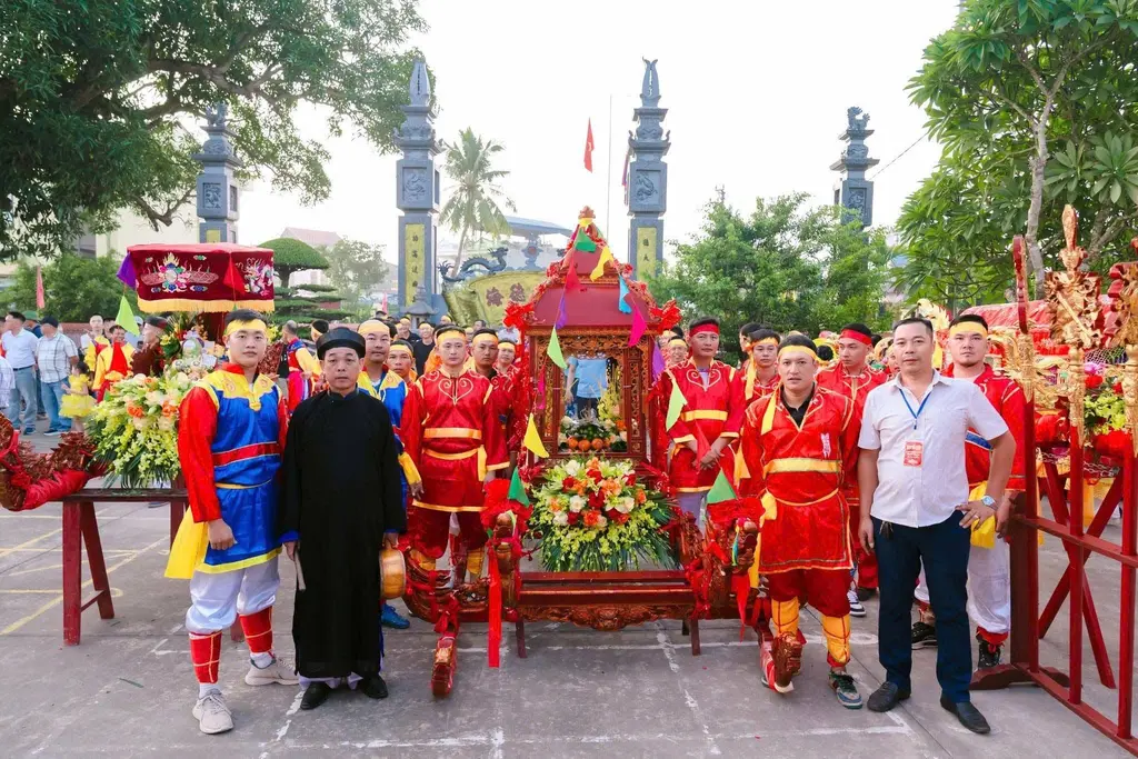 Kiệu rước trước đình làng Vị Khê trong lễ hội Chùa Vị Khê