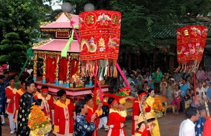 Rước kiệu Lễ hội Dinh Bà Ông Lang