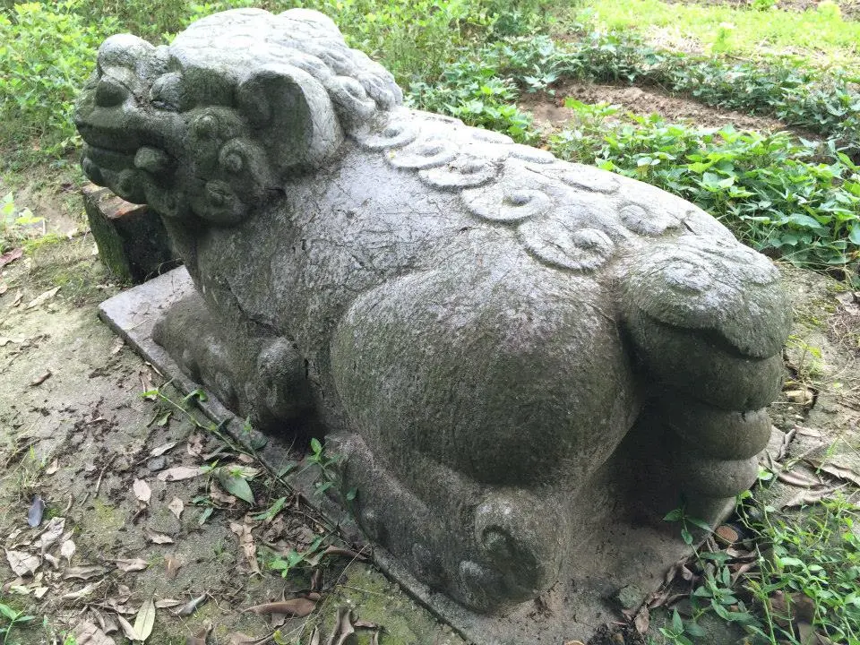 Tượng sư tử đá chầu tại Lăng Đĩnh Quận công Ngô Công Mỹ