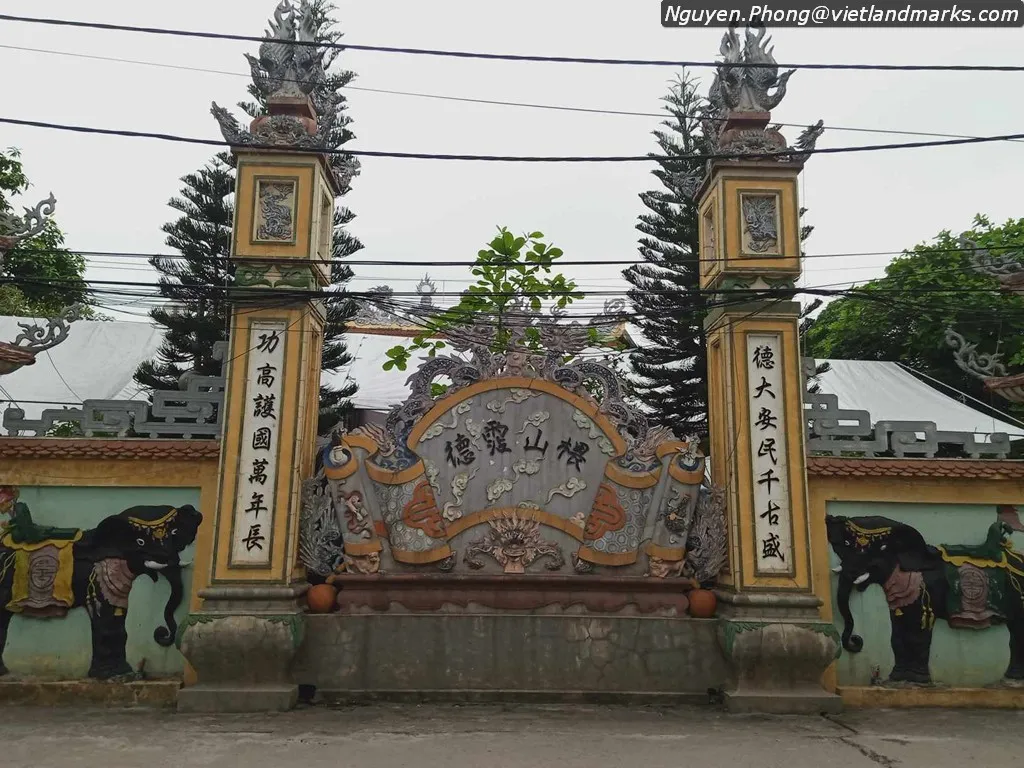 Tam quan cổng Đình làng Văn Xá