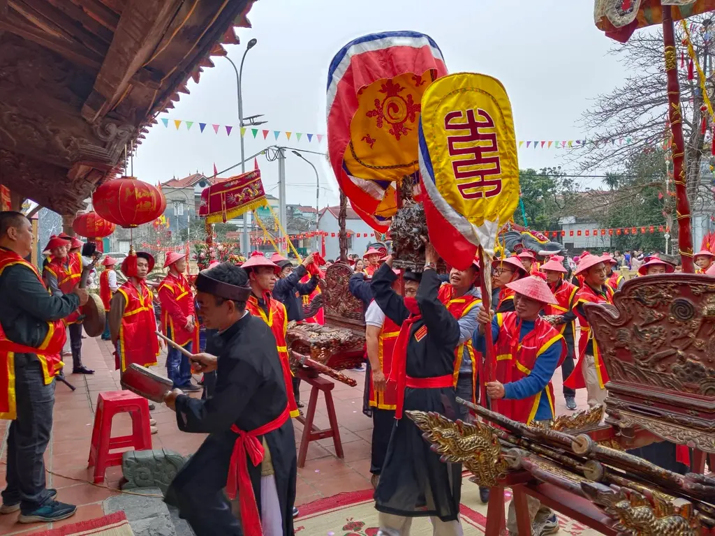 Nghi thức rước Thần Sắc và lư hương Tam Vị Thành Hoàng Đại Vương tại Hội đình Miêng Hạ