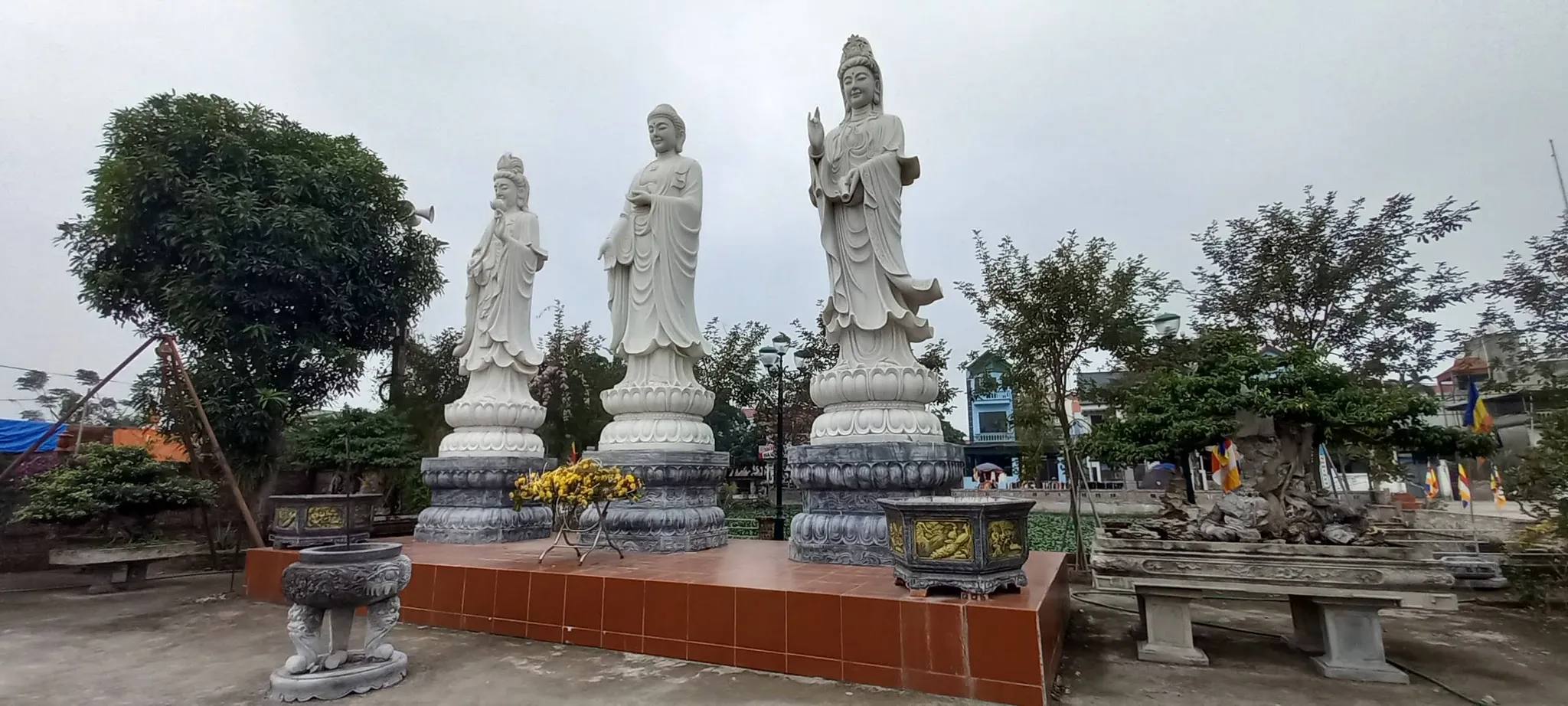 Tượng quan âm trong khuôn viên Không gian cảnh quan bên ngoài Chùa Hoa Nghiêm (chùa Vân Xa)