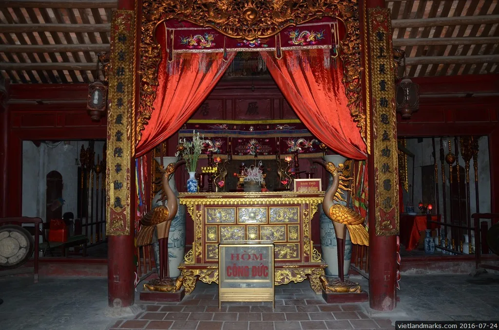 Bên trong Đền Thờ Cao Lỗ