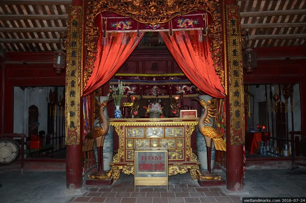 Bên trong Đền Thờ Cao Lỗ