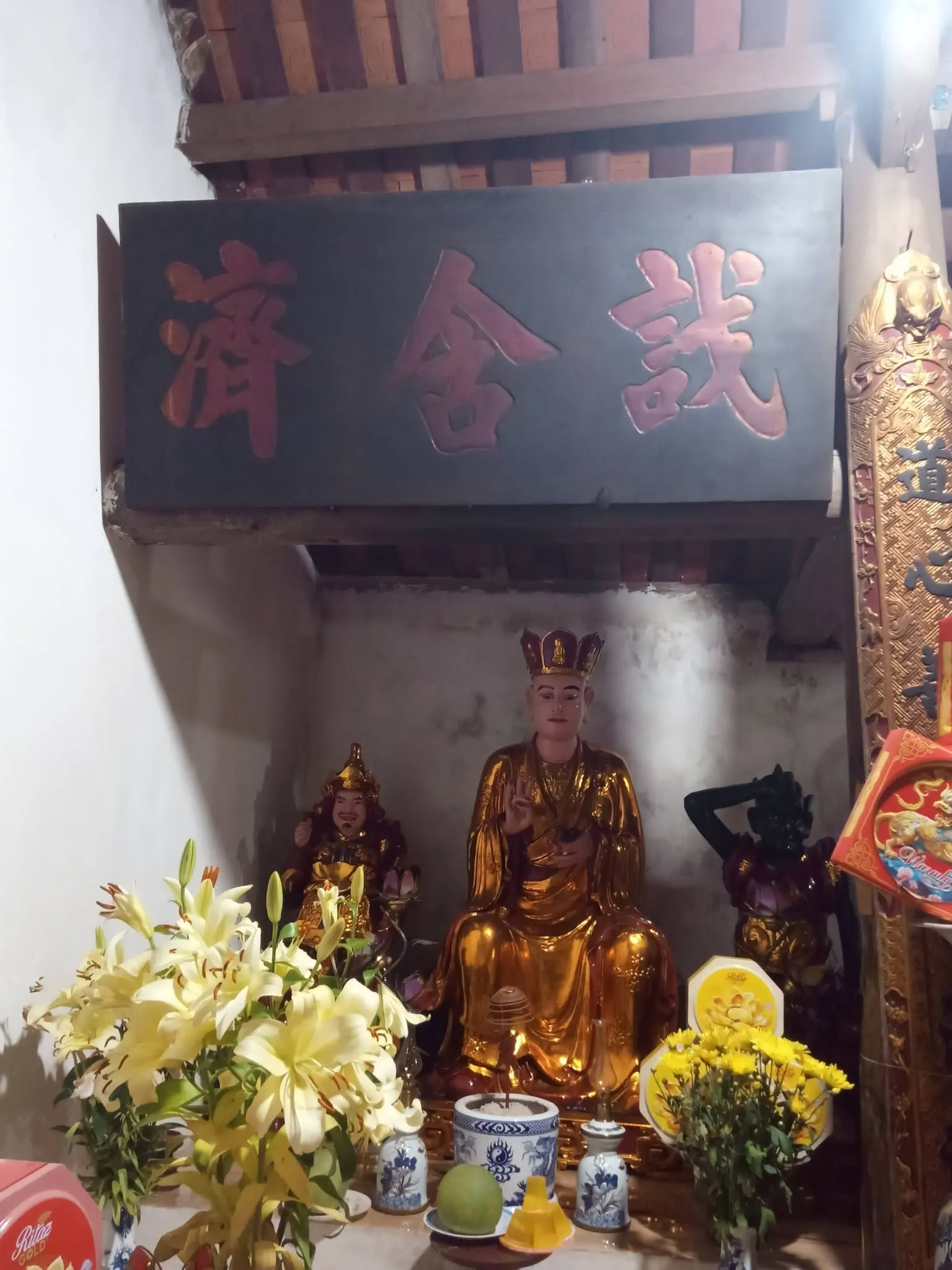 Ban thờ trong chùa Hoàng Kim.