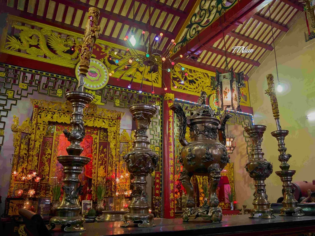 Bên trong Hội Quán Quỳnh Phủ