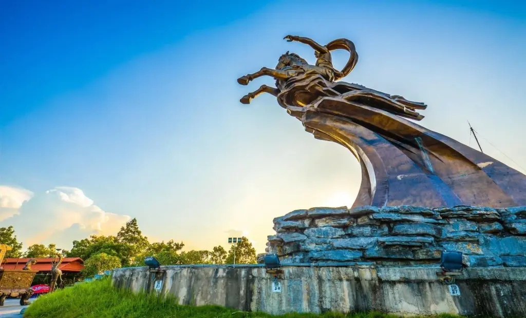 Tượng đài Thánh Gióng oai phong, lẫm liệt tại khu di tích Đền Sóc