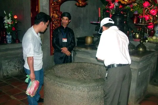Thành giếng làm bằng đá xanh đẽo nguyên khối tại Đền Giếng
