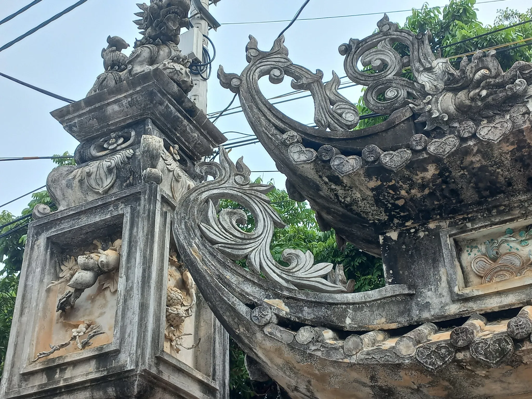 Cận cảnh chi tiết cổng tam quan Đình Phương Bản