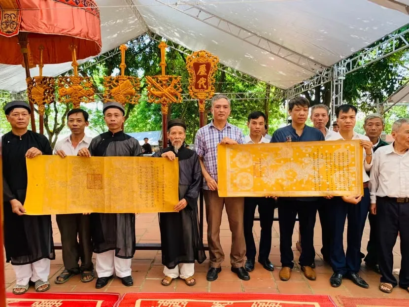 Người dân Đồng Nanh nhận hai đạo sắc phong thời nguyễn tại di tích Quán Vật Đồng Nanh