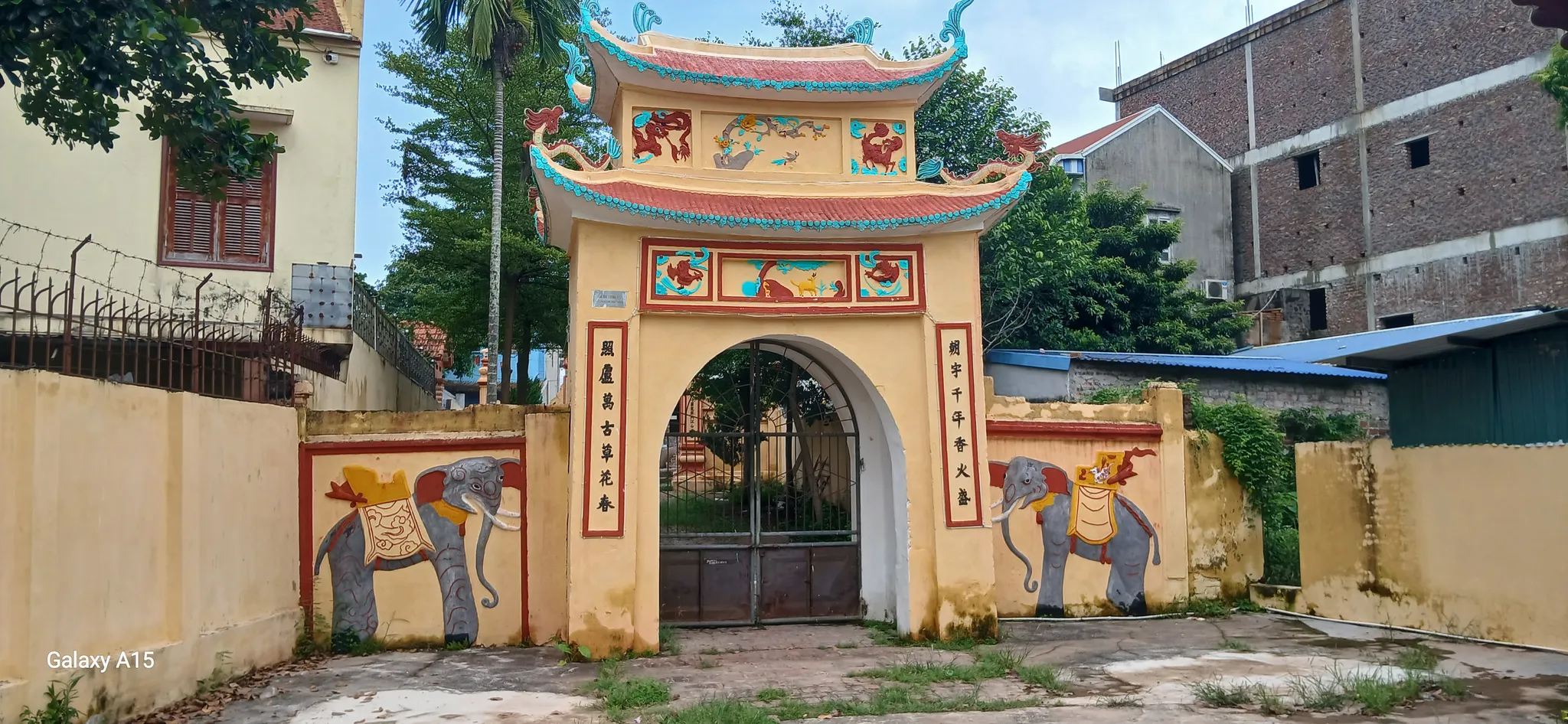 Cổng đình Lương Xá với phù điêu voi, hướng nhìn từ trong sân đình
