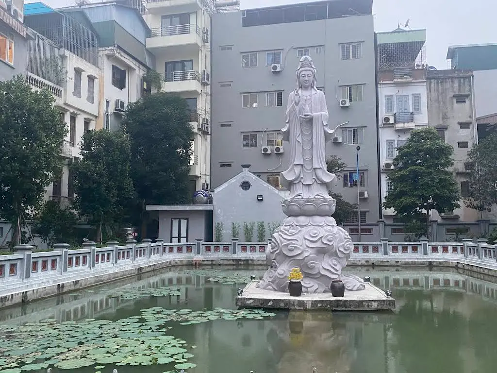 Tượng quan âm trong ao Chùa Thanh Nhàn