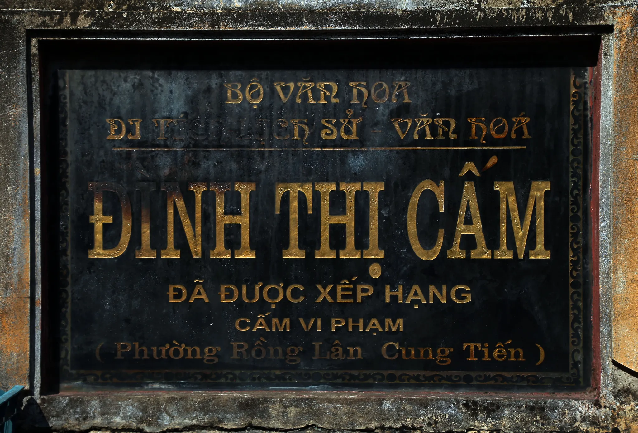 Bia tên di tích đình Thị Cấm