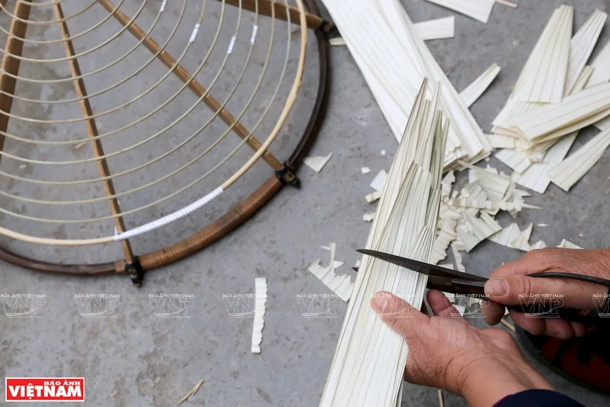 Công đoạn cắt lá cọ để thực hành khâu