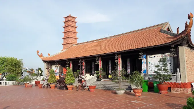 Khuôn viên chùa tháp Tường Long