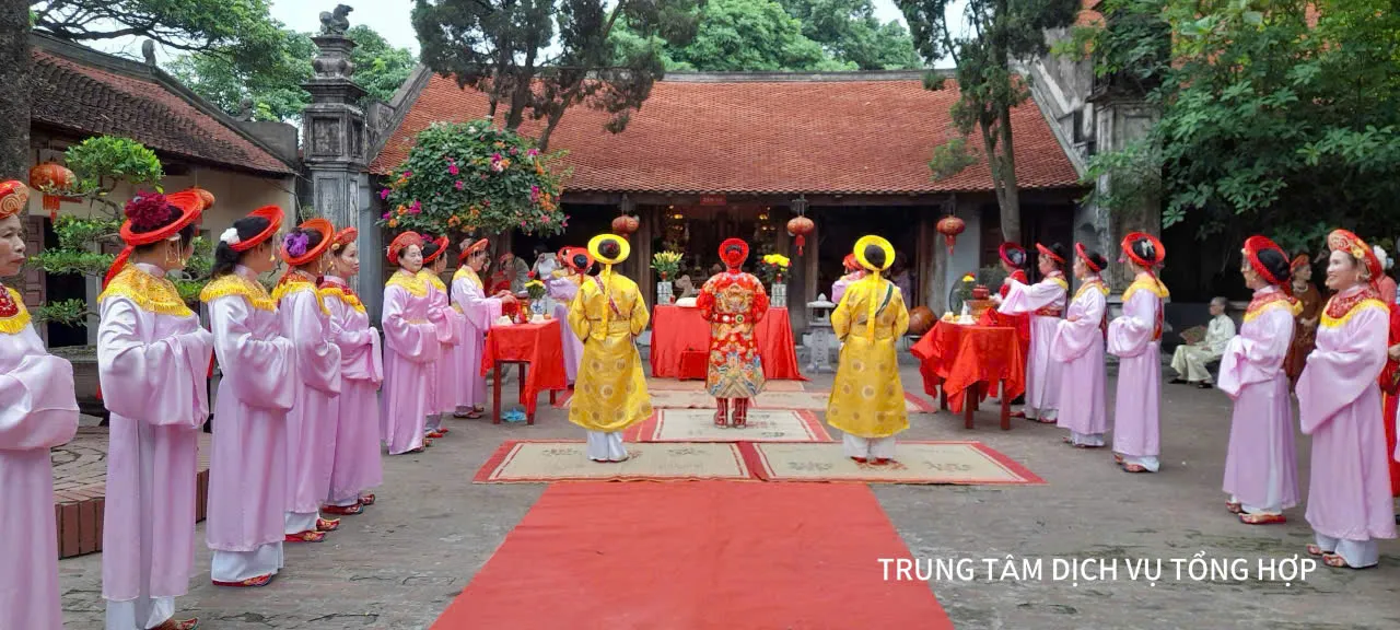 Đội tế nữ quan thực hiện các tuần tế tại sân đền tại Lễ hội đền Đậu An