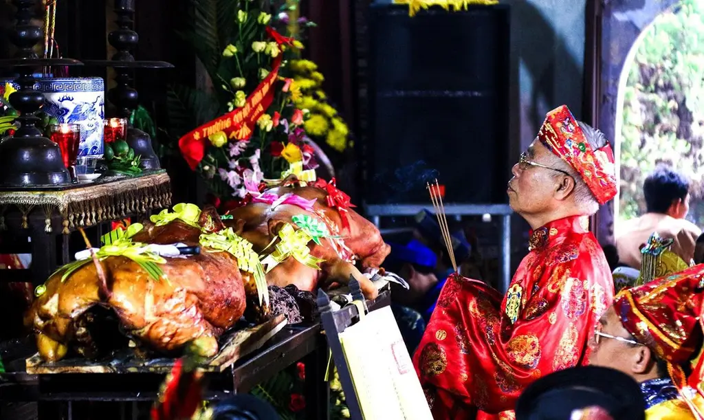Lễ khấn Lễ hội Điện Huệ Nam (Điện Hòn Chén)